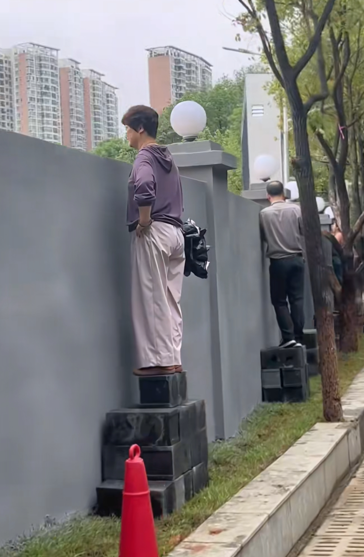 色空心砖上, 场围墙外堆, 和情侣位