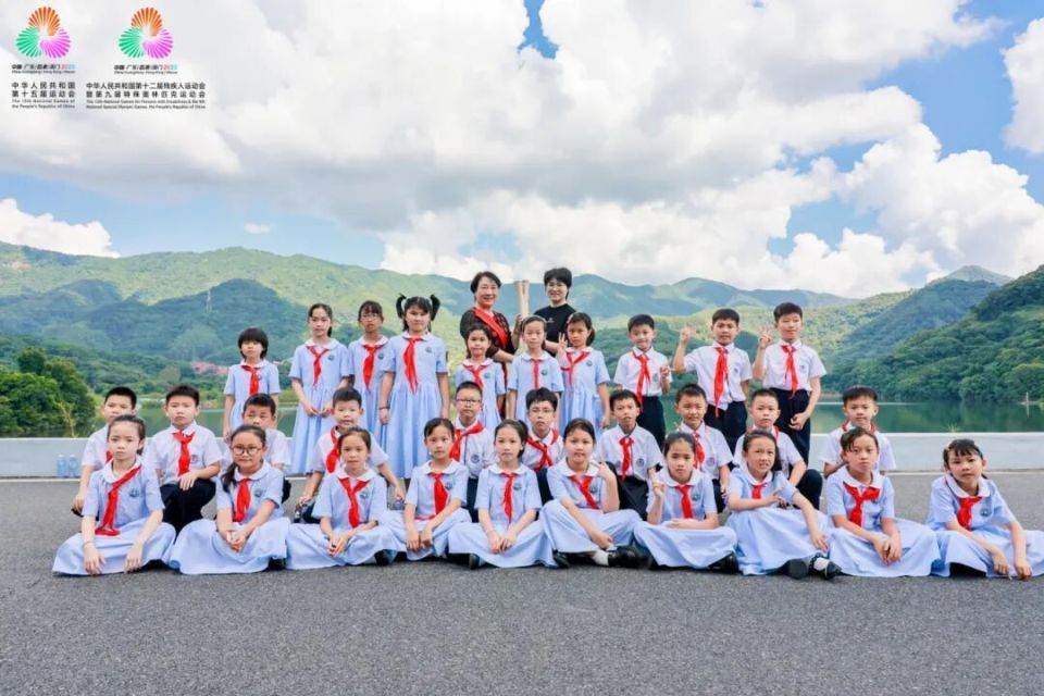 YOlkG, 热情和民族, 不仅展现出